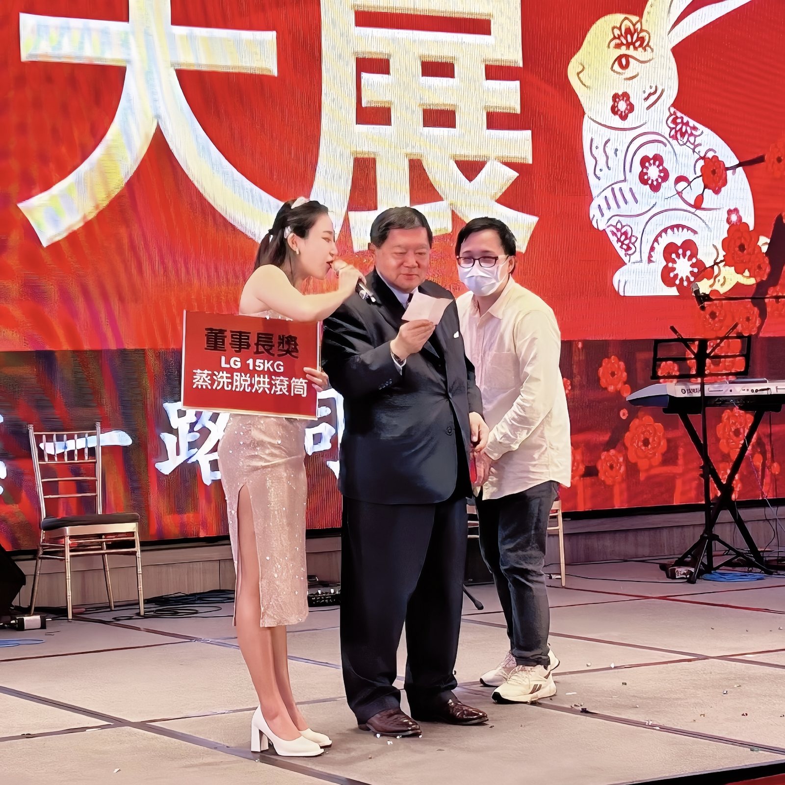 大型尾牙晚會舞台｜尾牙春酒主持人黃珮綸 YAYA