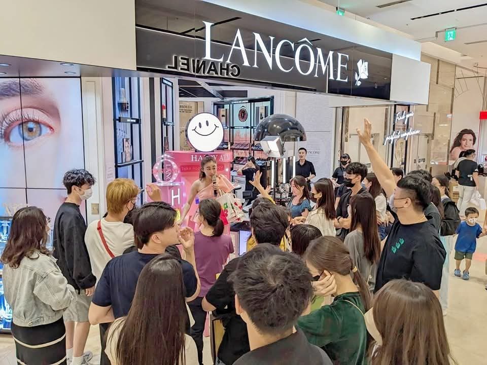品牌彩妝ROADSHOW巡迴｜百貨專櫃主持人黃珮綸 YAYA